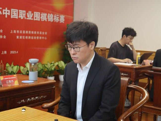 购物中心的情侣