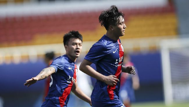 白丝女仆被强扒内裤